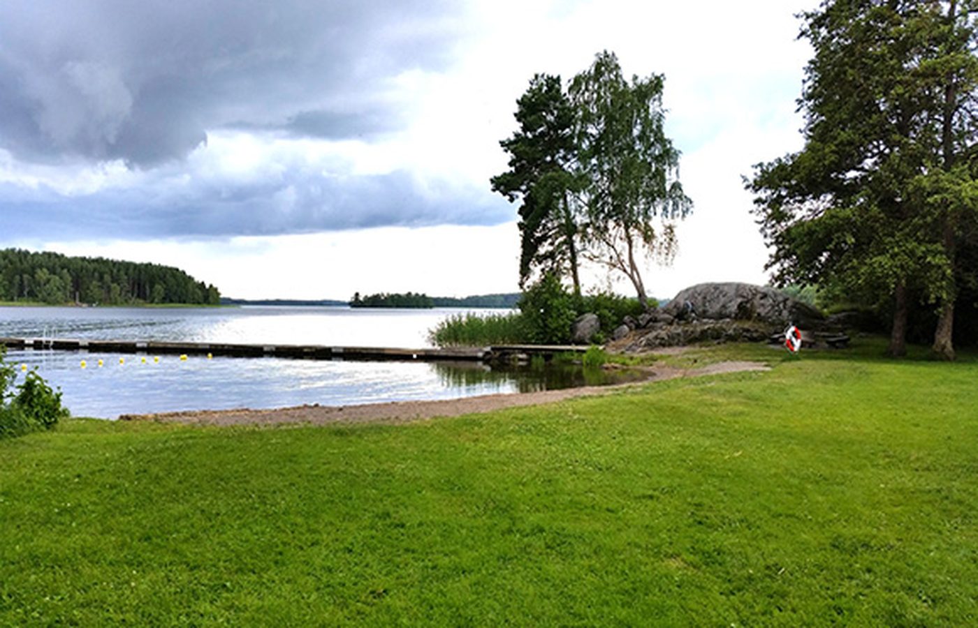 Sandstrand och brygga vid Koffsan
